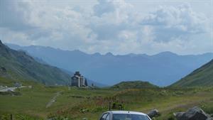 19 L'hospice regarde la montagne